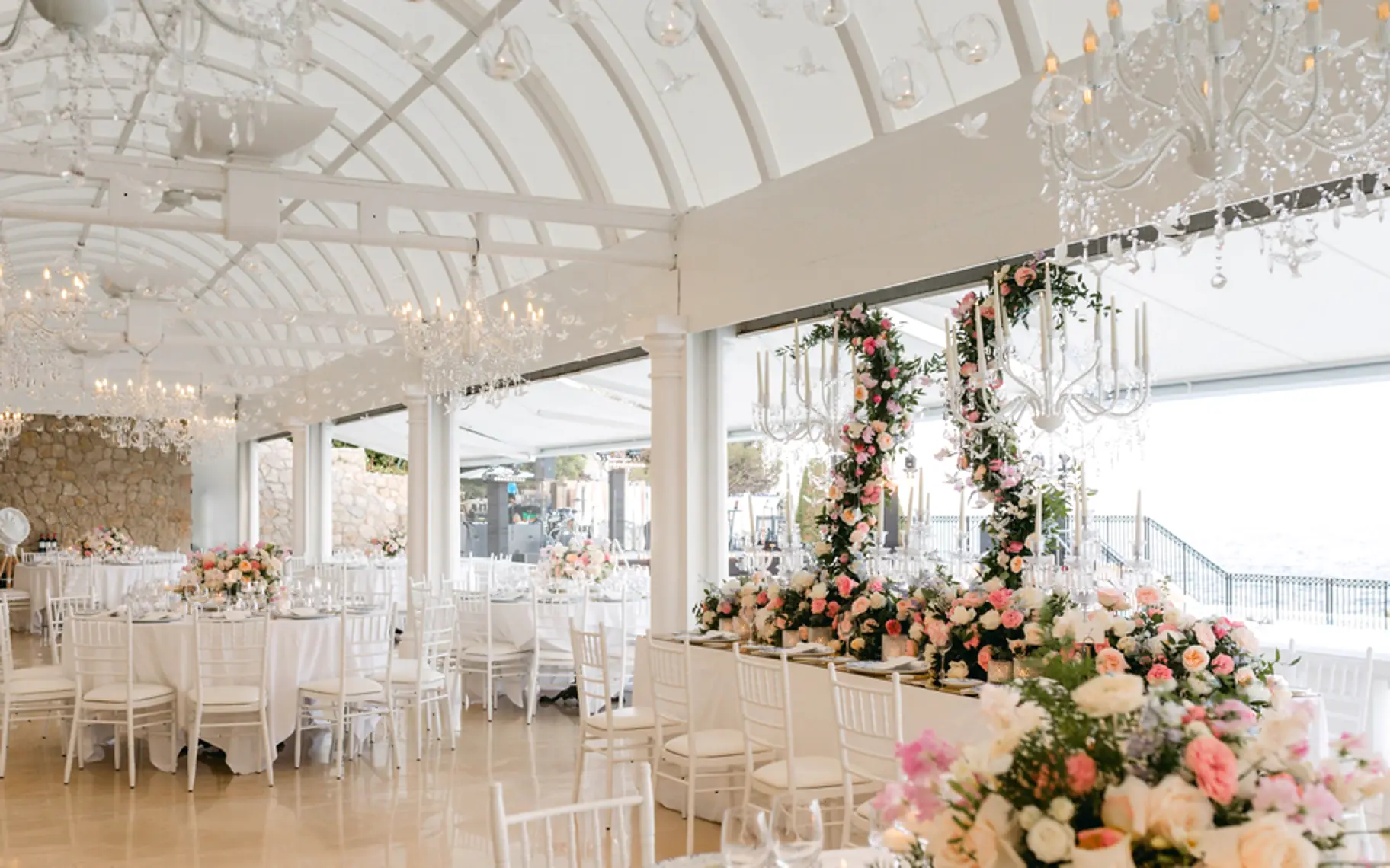 Salle de réception de mariage élégante avec fleurs et lustres en cristal