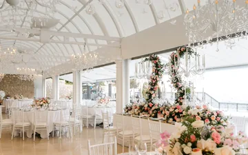 Salle de réception de mariage élégante avec fleurs et lustres en cristal