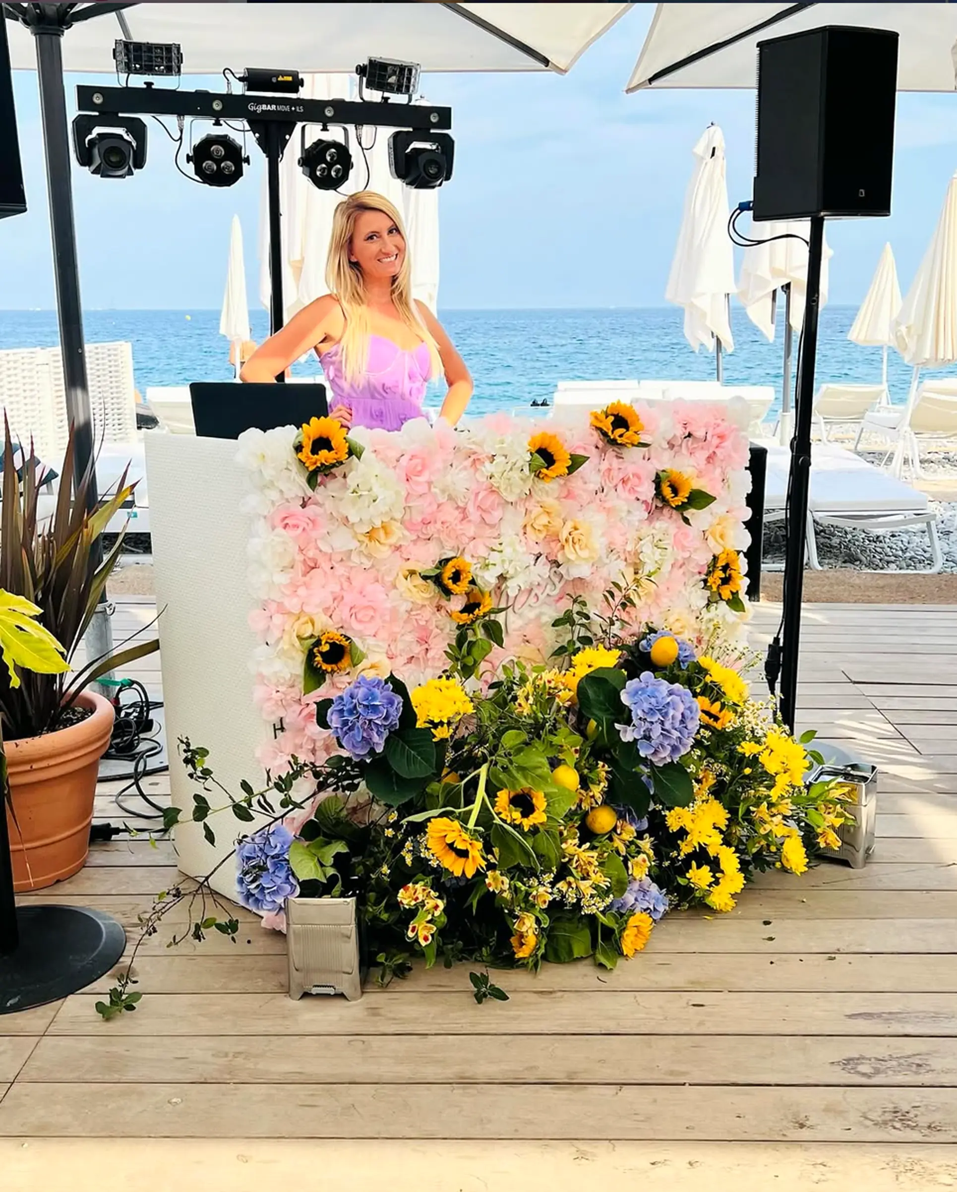 Miss Cecyls derrière sa régie florale face à la mer
