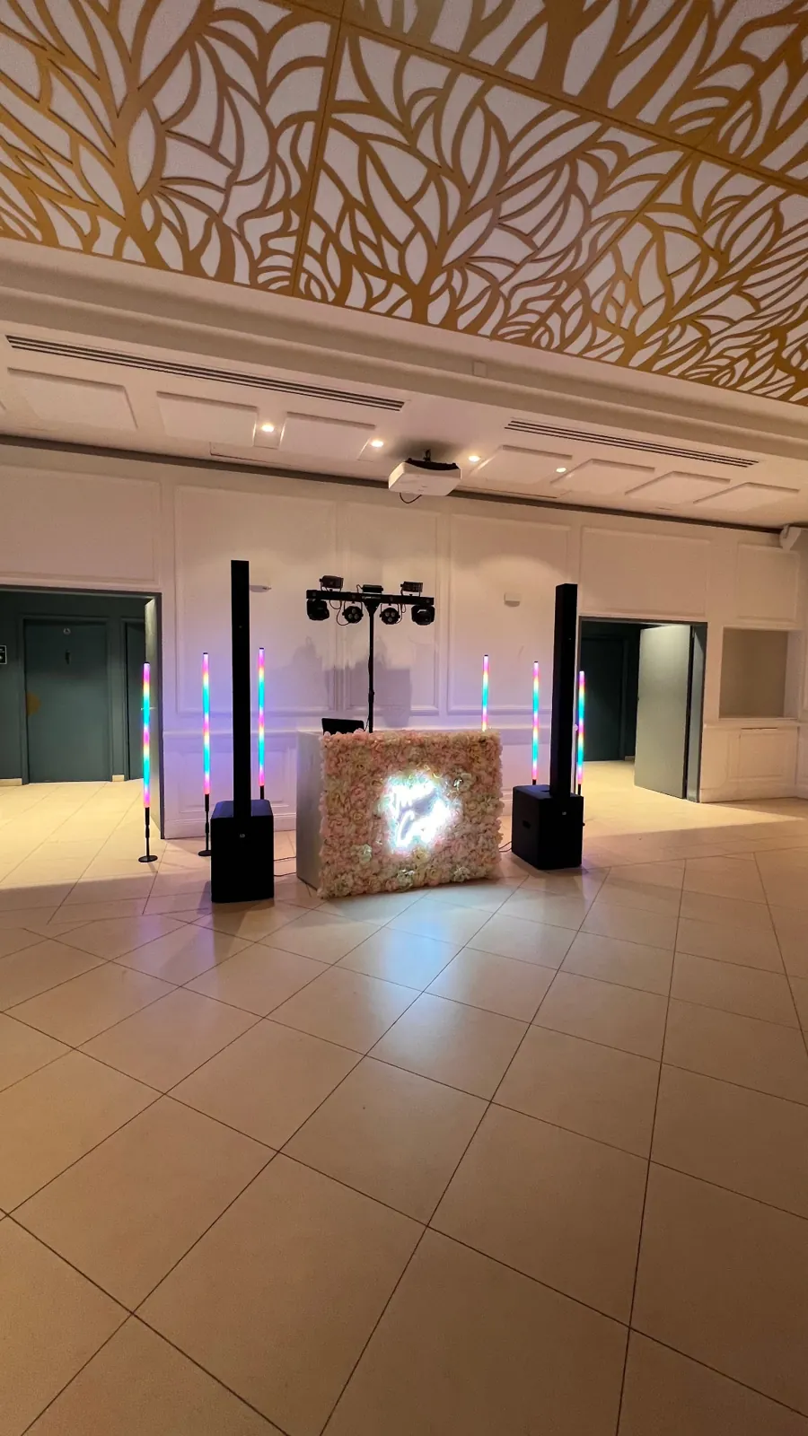 Installation DJ et éclairages dans une salle de réception