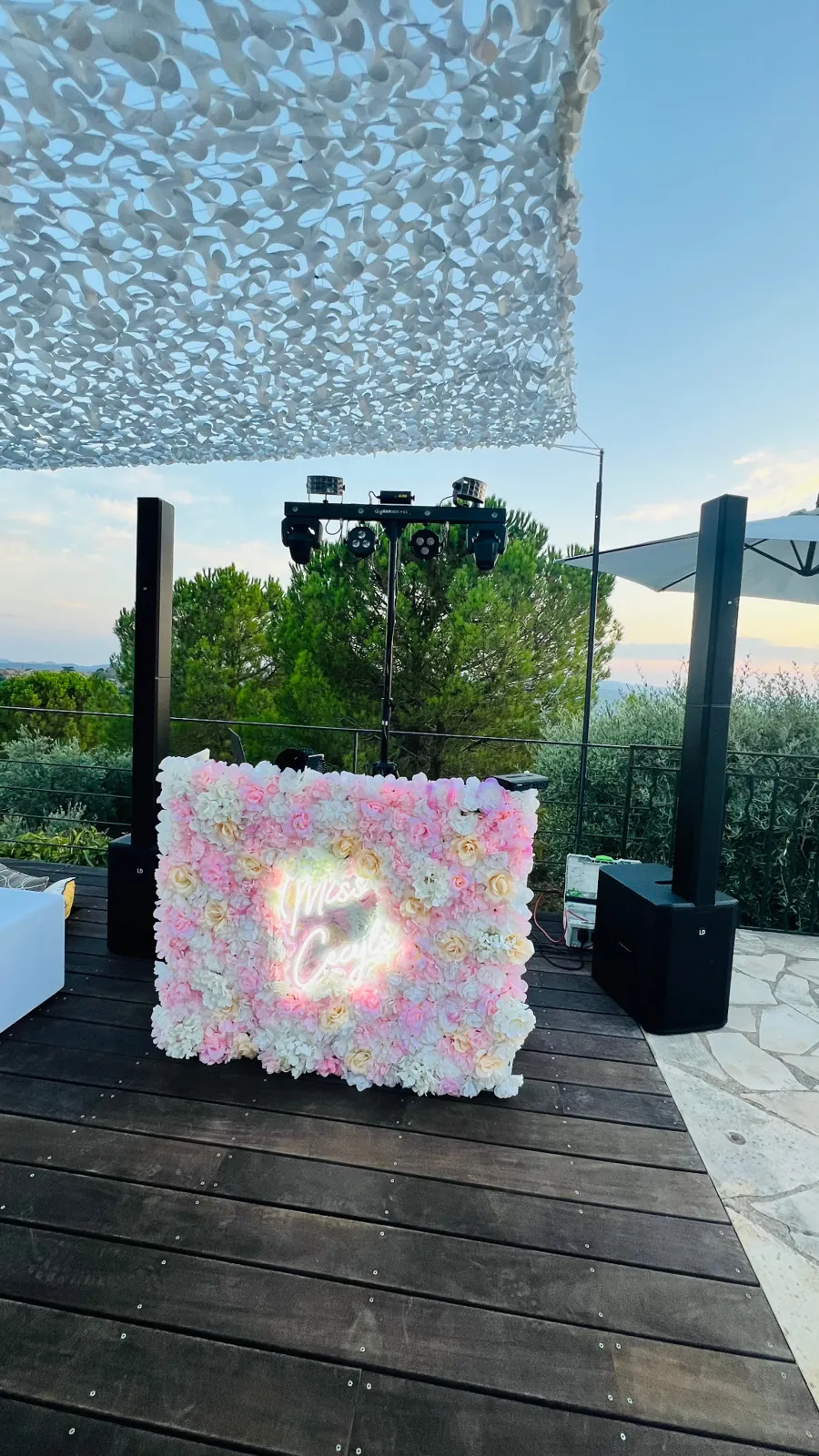 Régie DJ florale installée sur une terrasse en extérieur